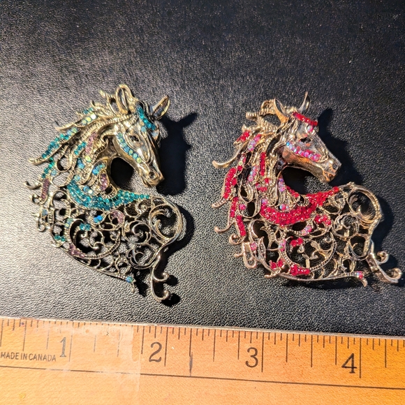 None Jewelry - Elegant Horse Brooch Set with Red and Turquoise Coloured Accents.